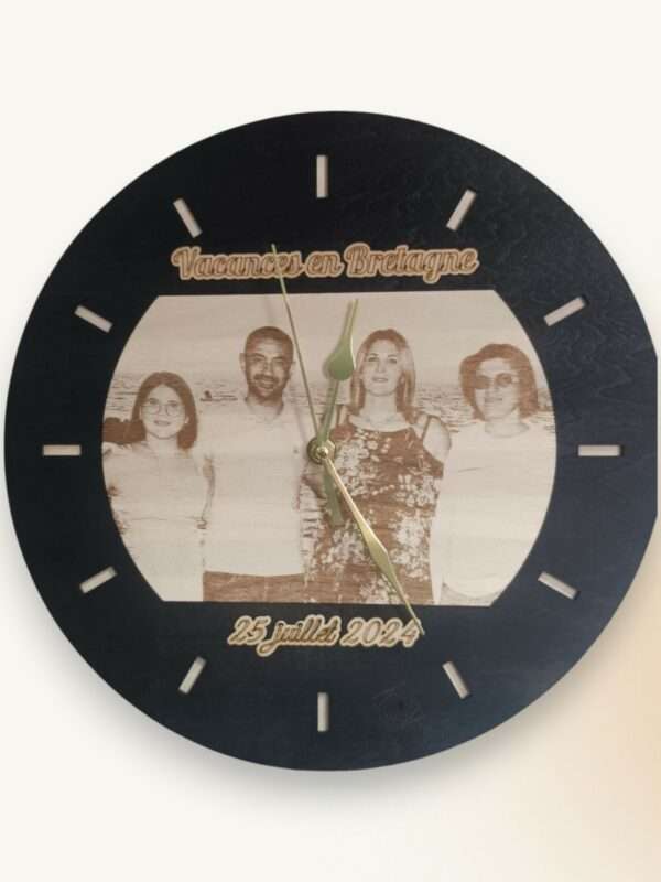 Horloge murale personnalisée en bois