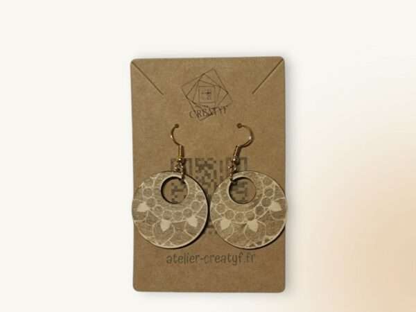 Boucles d’oreilles en bois gravé  – Image 2
