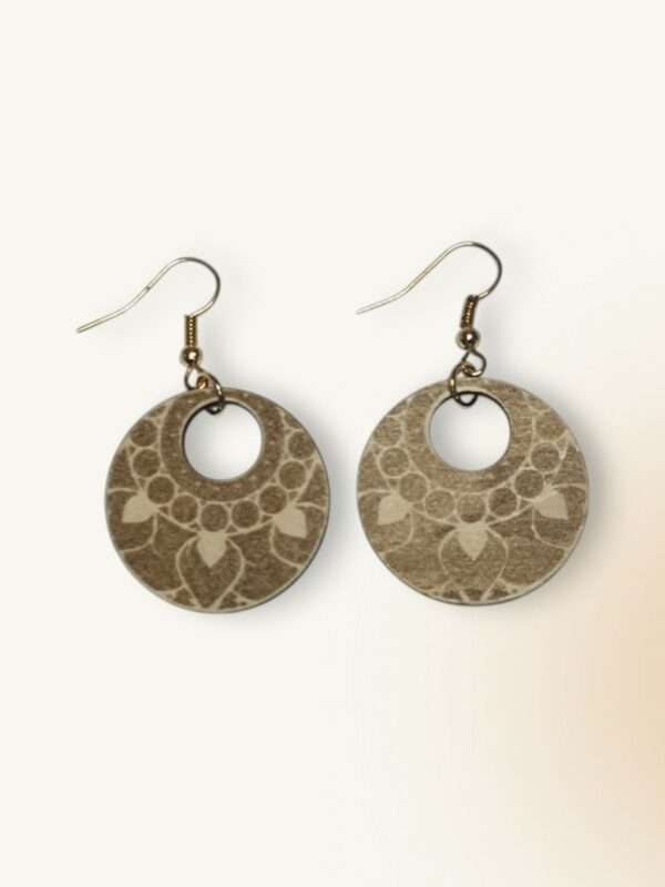 Boucles d’oreilles en bois gravé  – Image 3