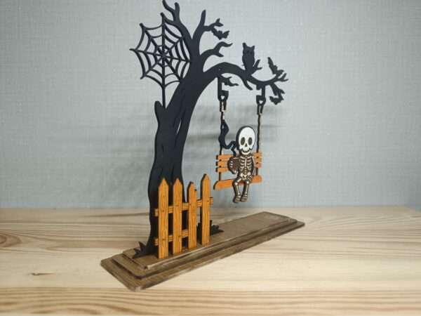 Halloween - Squelette assis sur sa balançoire – Image 2
