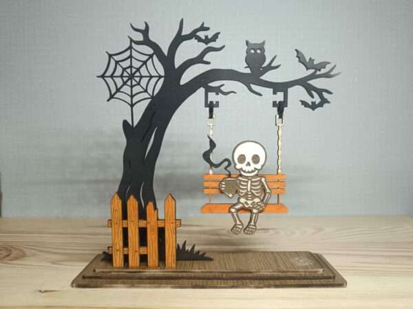 Halloween - Squelette assis sur sa balançoire – Image 4