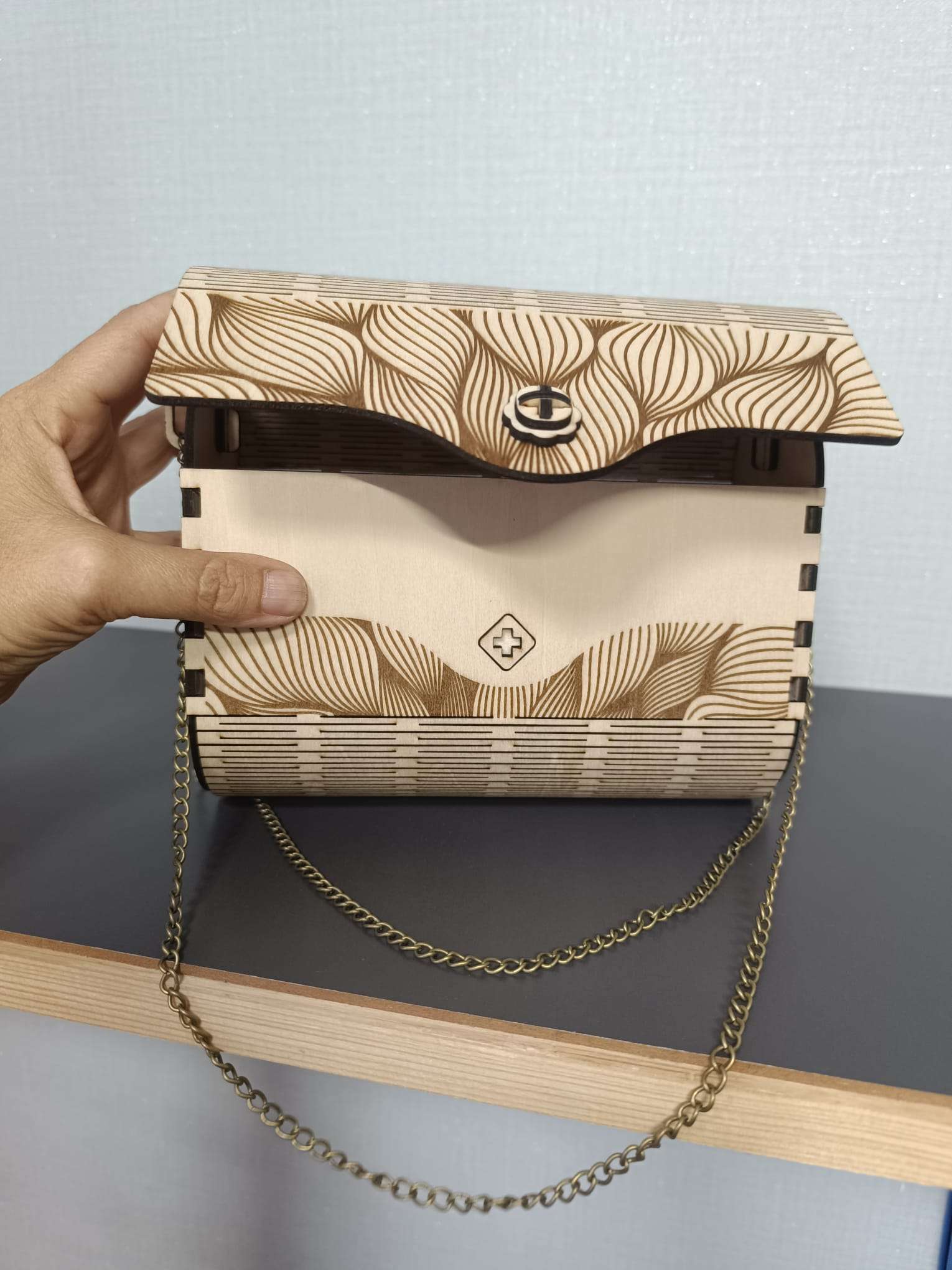 Sac à main ou pochette en bois gravé – Image 3