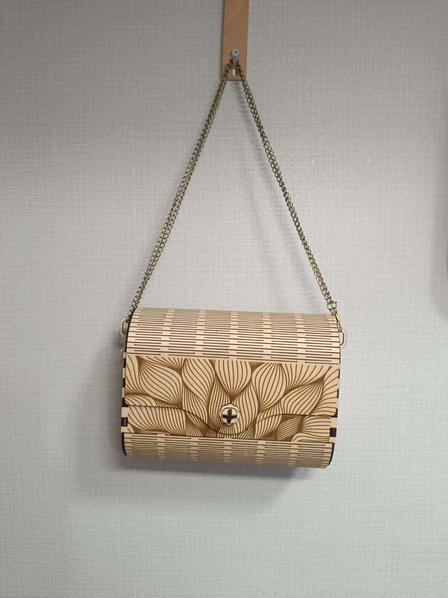 Sac à main ou pochette en bois gravé – Image 5
