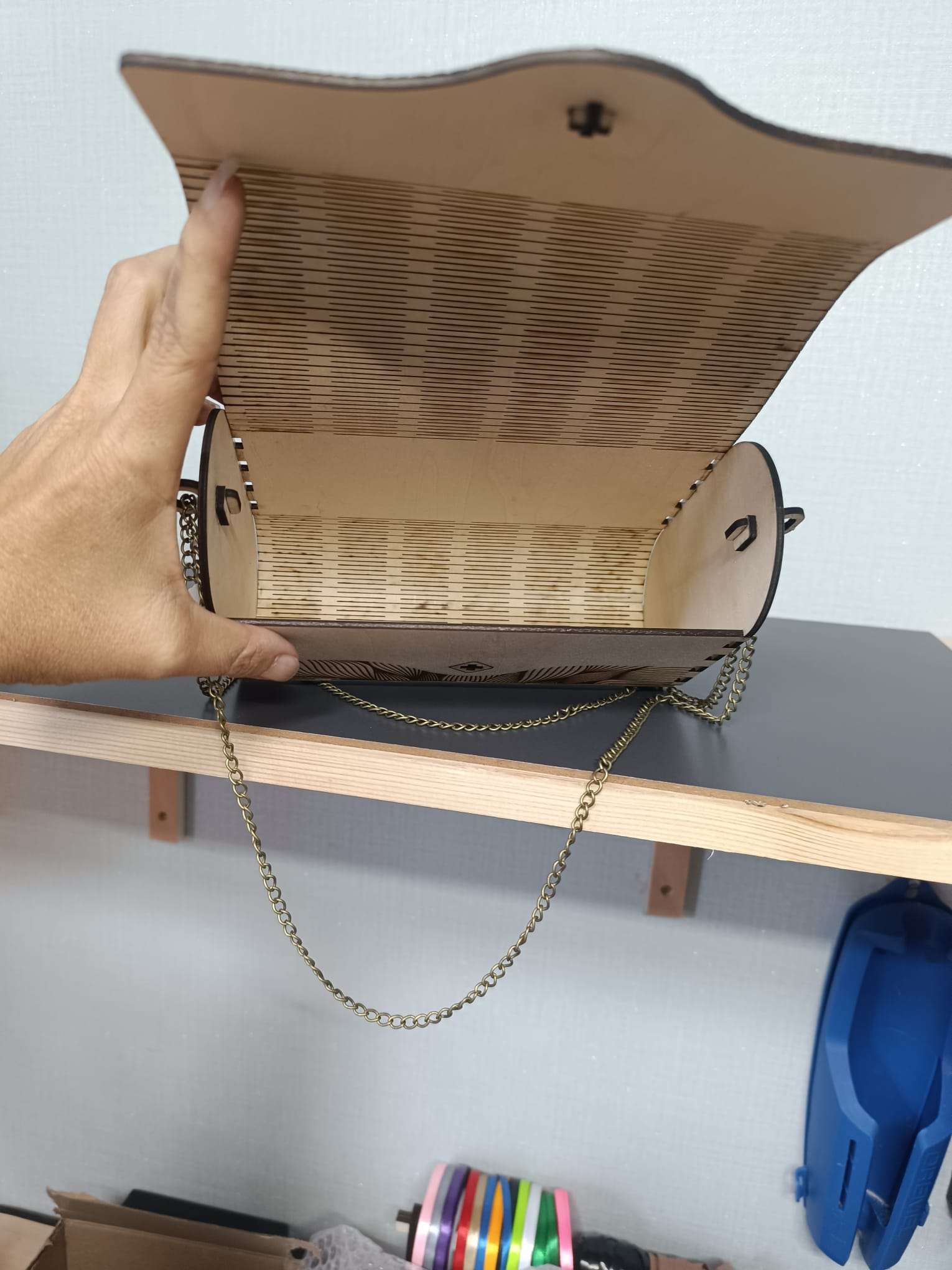 Sac à main ou pochette en bois gravé – Image 4