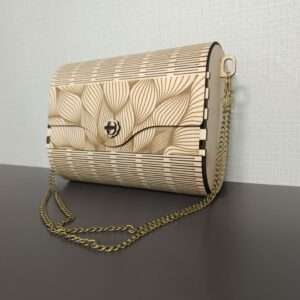 Sac à main ou pochette en bois gravé