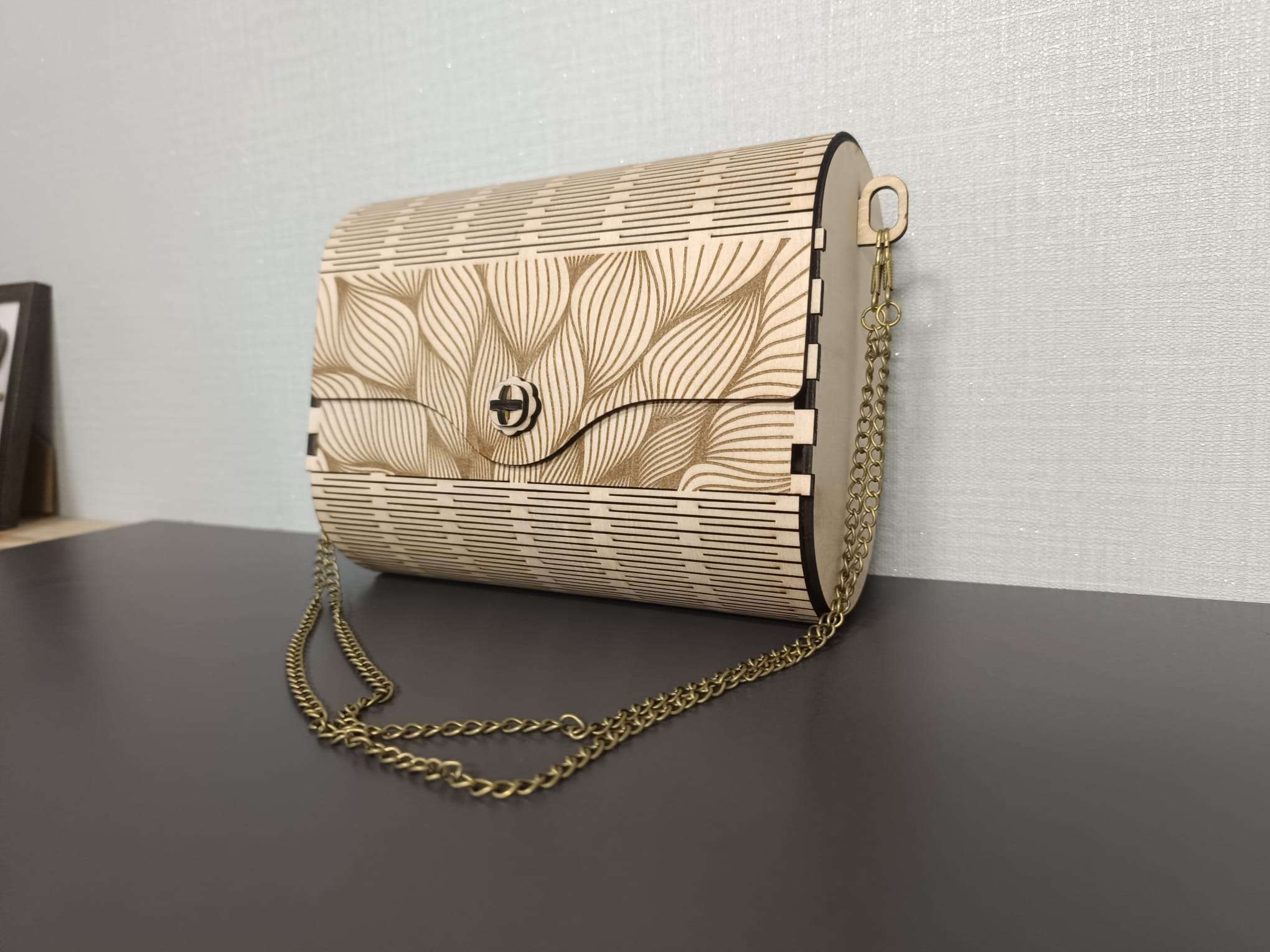 Sac à main ou pochette en bois gravé